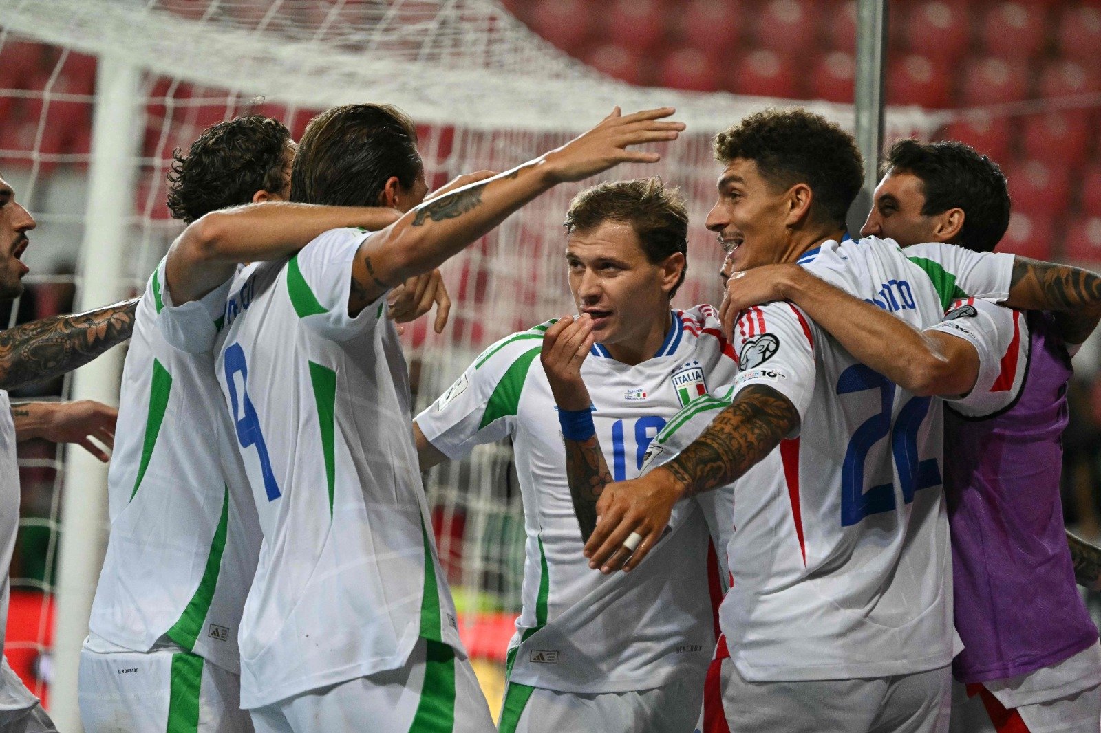 Jogadores da Itália comemoram gol contra Israel (foto: Attila Kisbenedek/AFP)