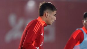 Ivan Román, zagueiro do Atlético, em treinamento com a Seleção Chilena - Crédito: 