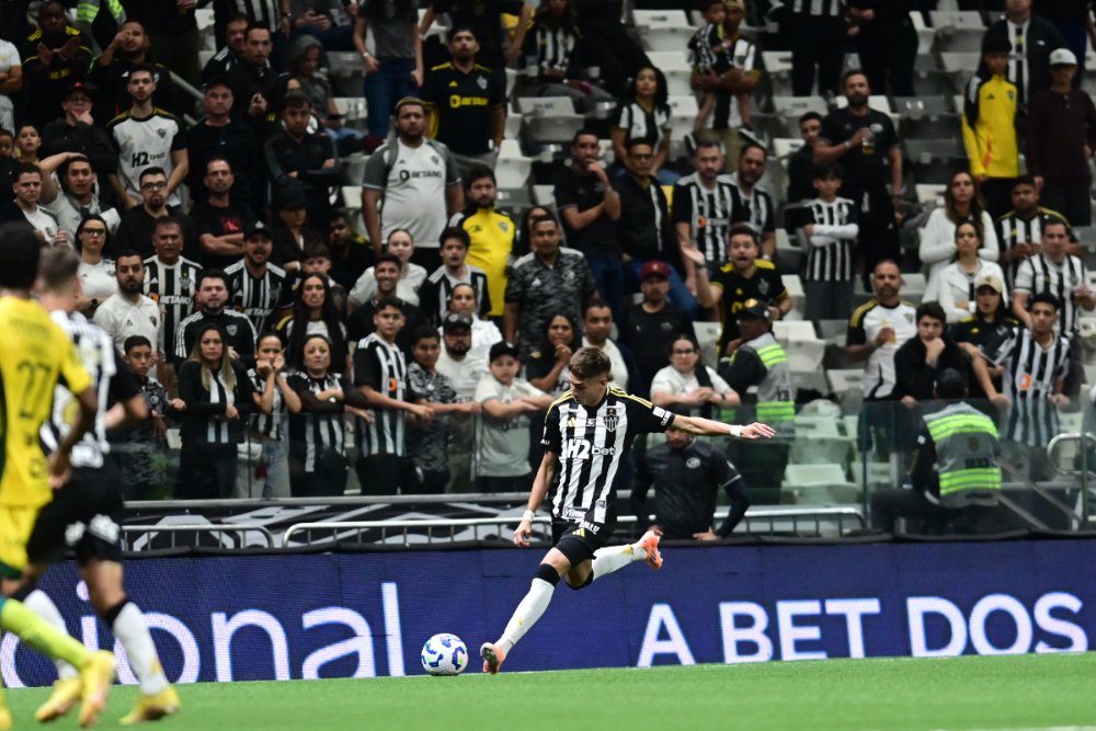 Ivan Román, zagueiro do Atlético, em ação contra o Mirassol na Arena MRV (foto: Leandro Couri/EM/D.A. Press)