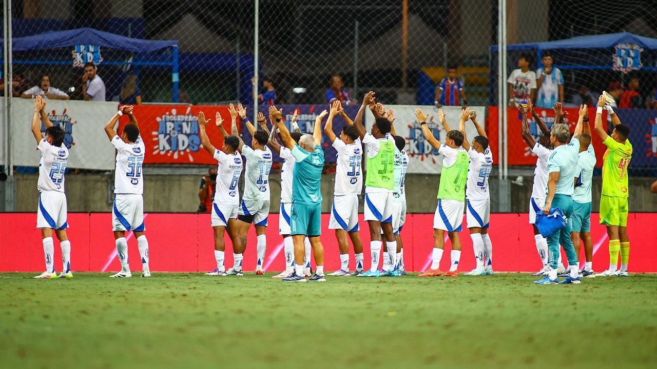Elenco do Cruzeiro na vitória por 2 a 1 sobre o Bahia (foto: Maurício Simões/Cruzeiro)