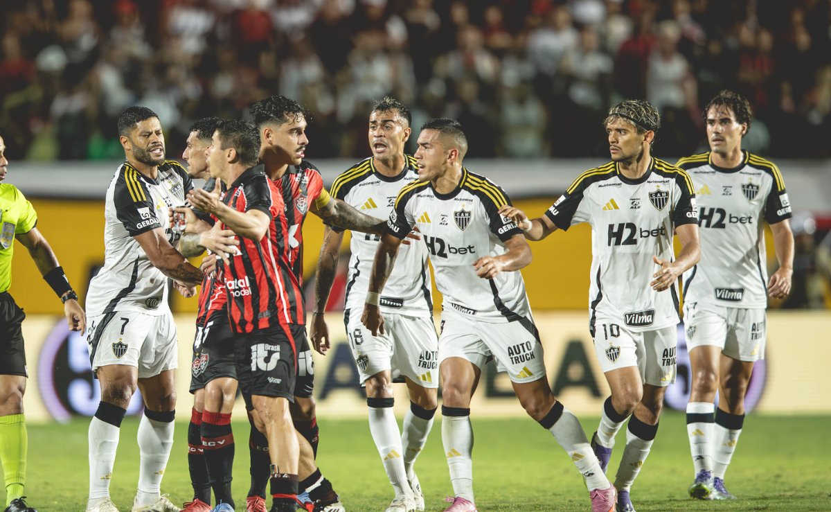 Jogadores do sistema ofensivo do Atlético discutem com atletas do Vitória durante jogo pelo Campeonato Brasileiro (foto: Pedro Souza/Atlético)