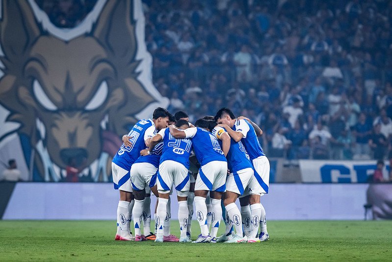 Jogadores do Cruzeiro reunidos no gramado (foto: Gustavo Aleixo/Cruzeiro)