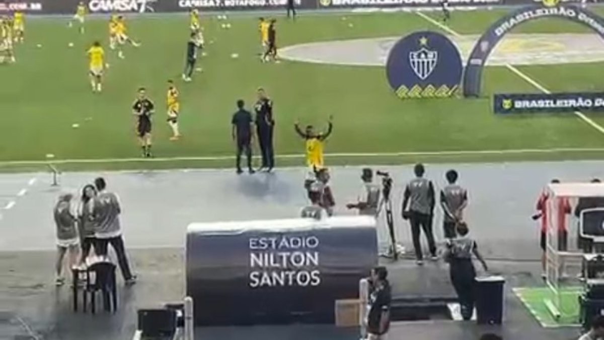 Júnior Santos, do Atlético, saúda torcida do Botafogo (foto: Reprodução)