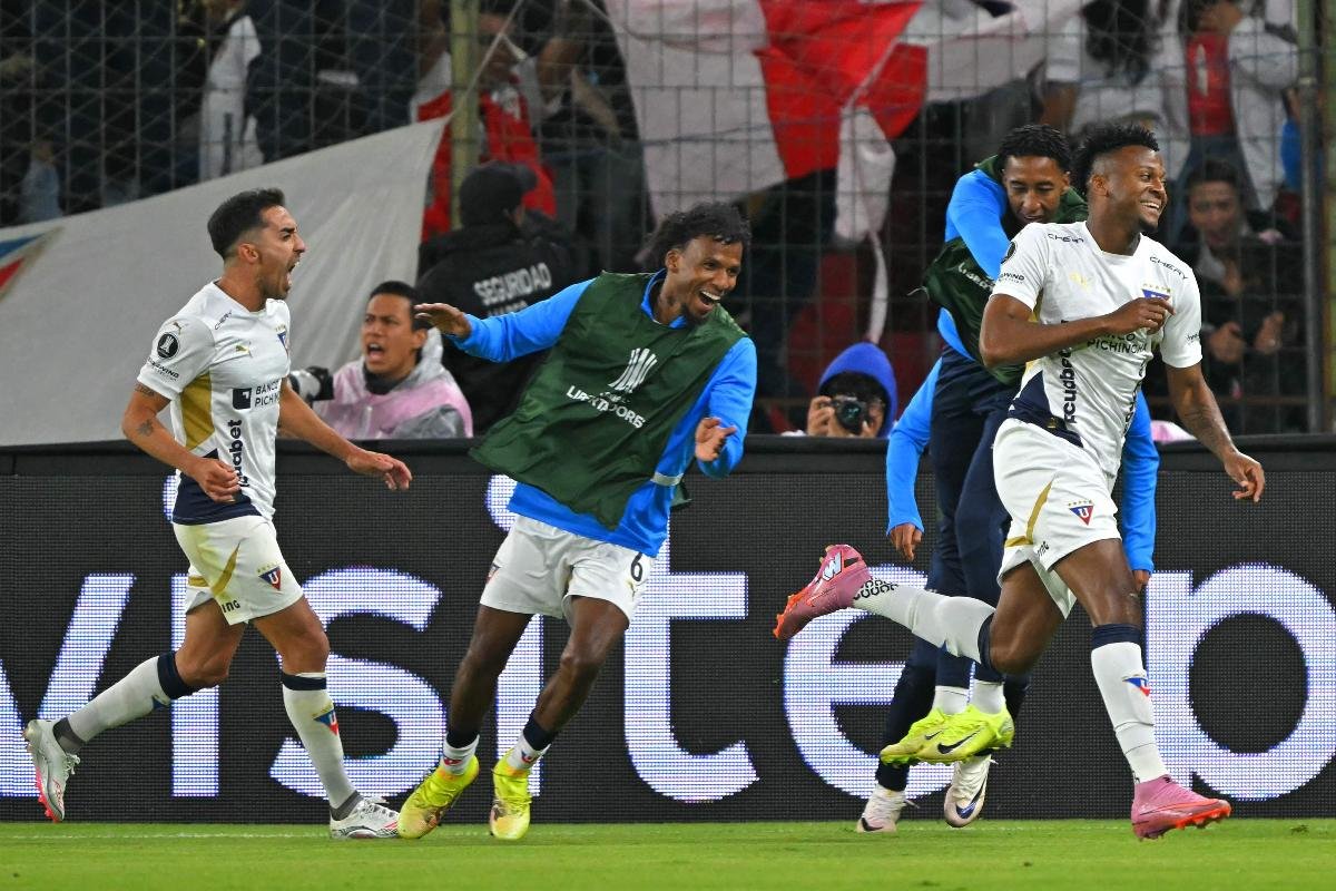 LDU comemora gol contra o São Paulo (foto: RODRIGO BUENDIA/AFP)