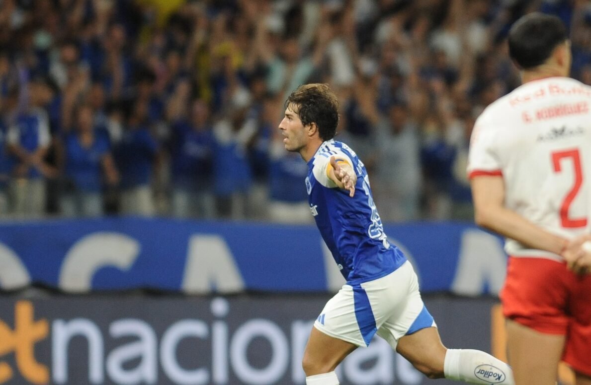 Lucas Silva comemora gol do Cruzeiro contra Bragantino (foto: Alexandre Guzanshe/EM/D.A Press)