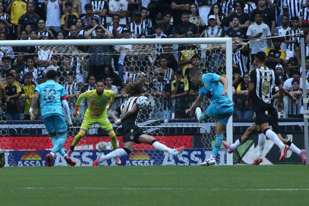 Lyanco bloqueia finalização do time do Santos em jogo na Arena MRV - (foto: Edesio Ferreira/EM/D.A Press)
