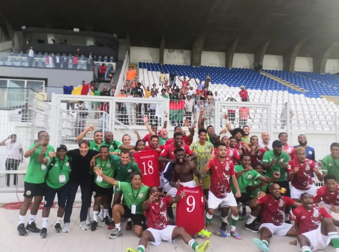 Jogadores de Madagascar comemoram (foto: Divulgação)