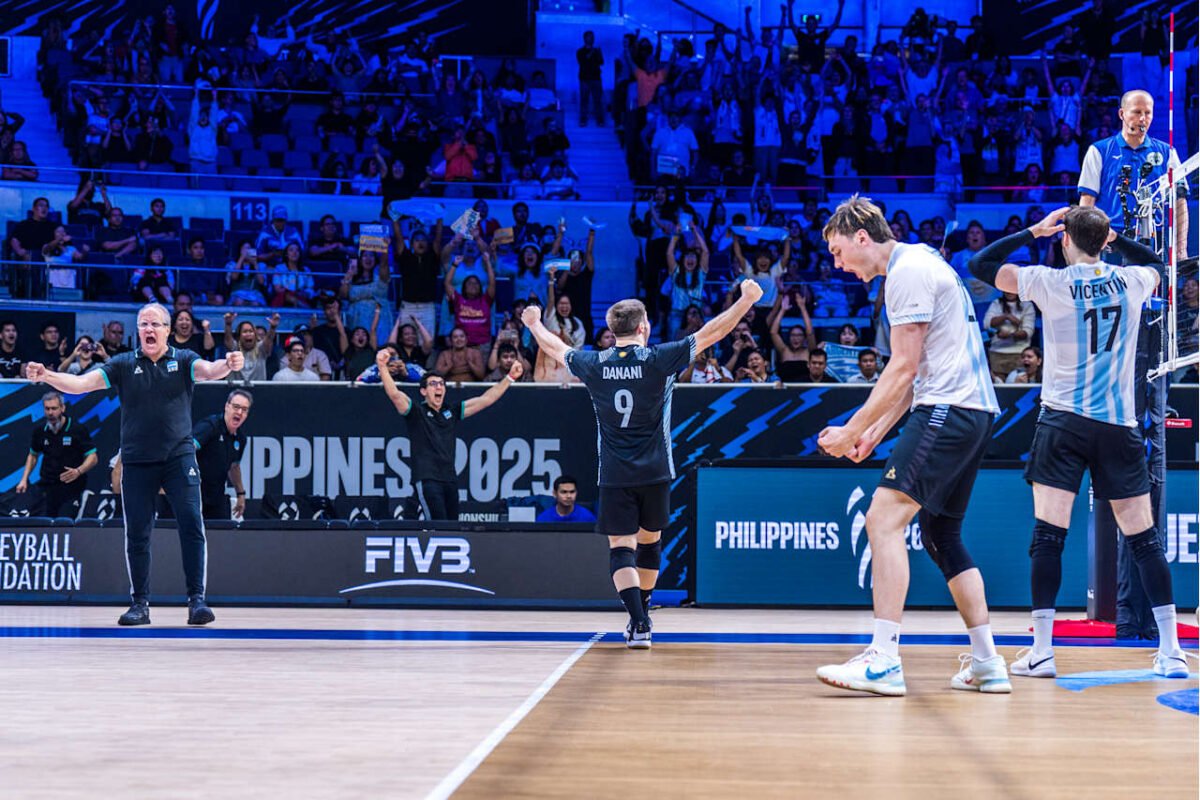 Marcelo Méndez (à esquerda) comemora vitória da Argentina no Mundial Masculino de Vôlei (foto: Divulgação/FIVB)