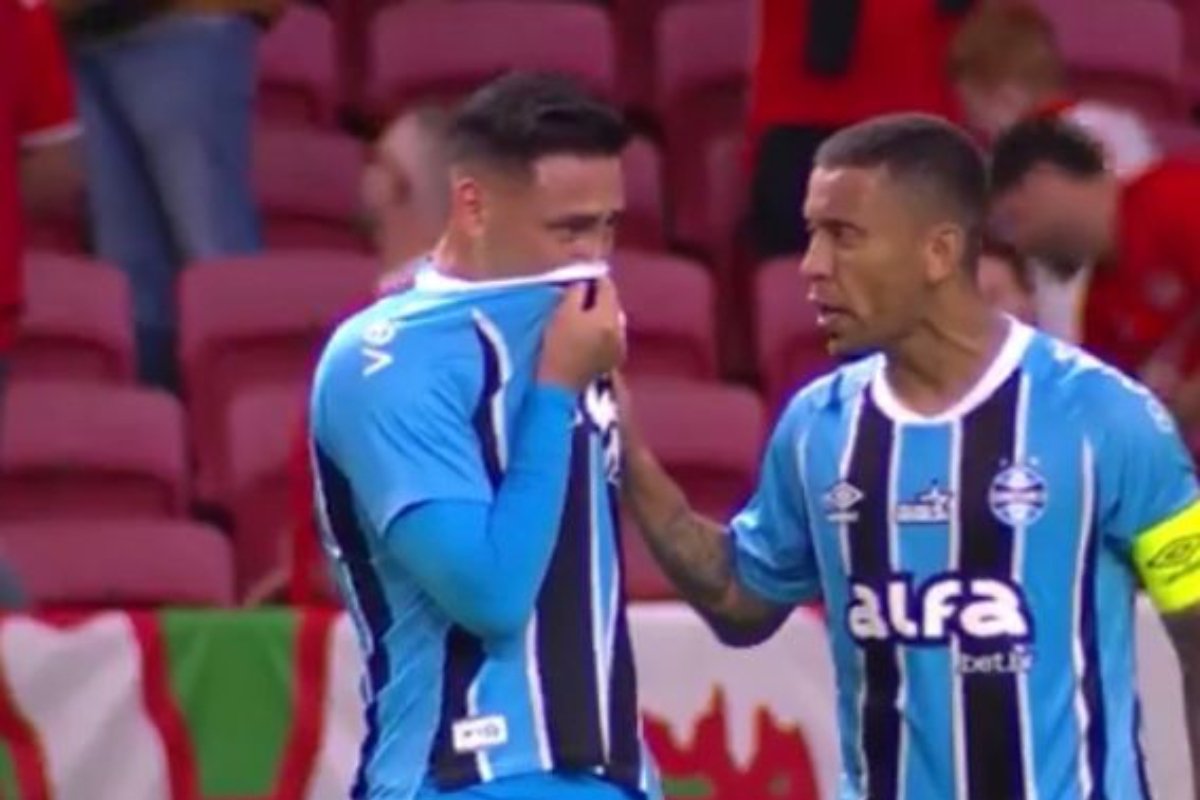 Marcos Rocha (direita) consola Noriega (esquerda) durante Internacional x Grêmio (foto: Reprodução/Premiere)