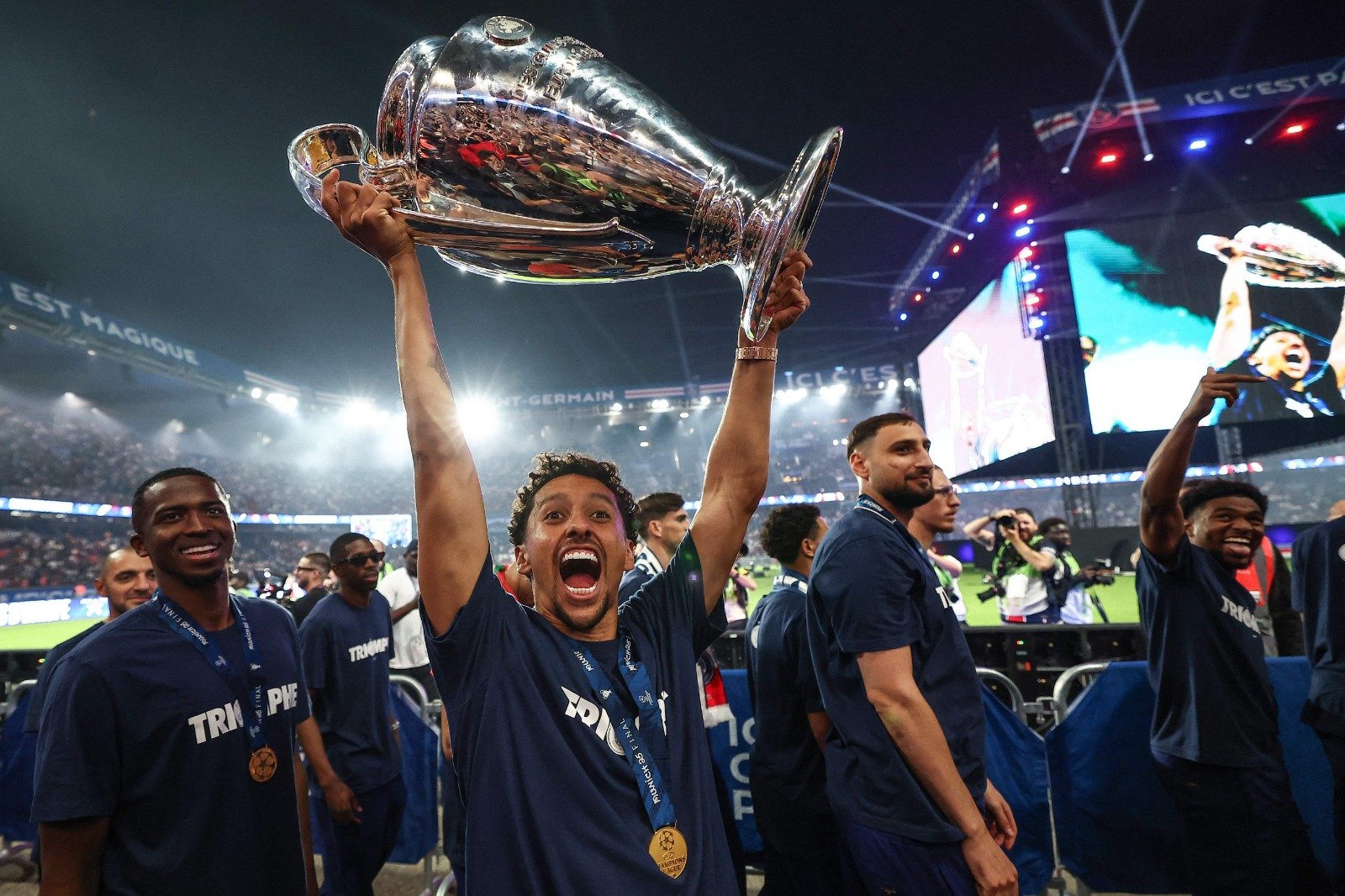 Marquinhos, do PSG, ergue troféu da Champions League (foto: Franck Fife/AFP)