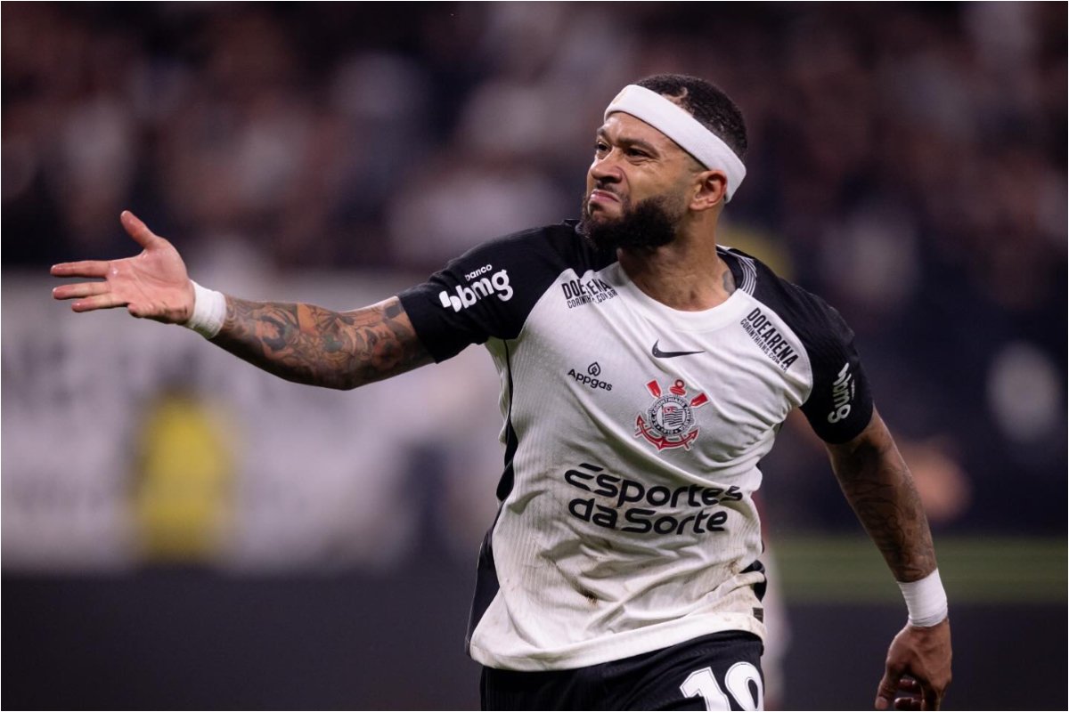 Jogador Memphis Depay comemora gol com a camisa do Corinthians (foto: Divulgação/Instagram)