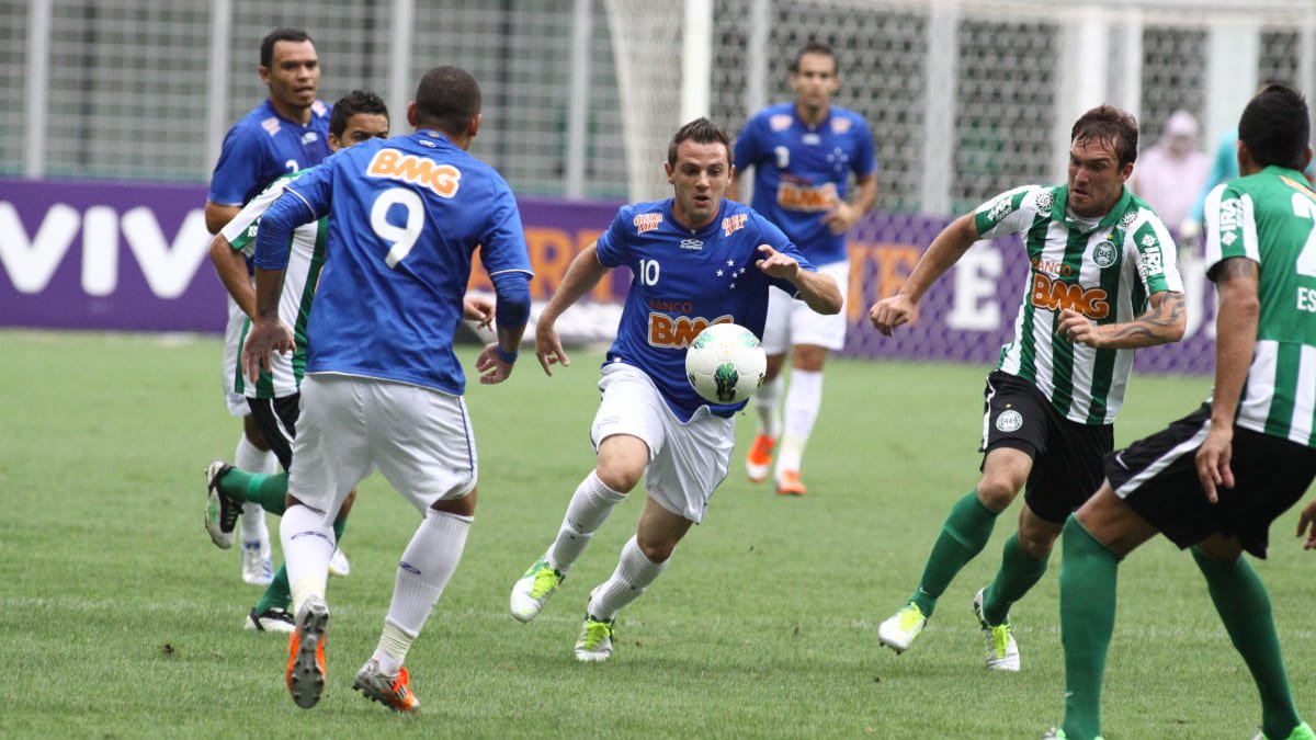 Montillo, ex-meio-campista do Cruzeiro, em confronto com o Coritiba, em 2012 (foto: Rodrigo Clemente/EM/D.A Press)