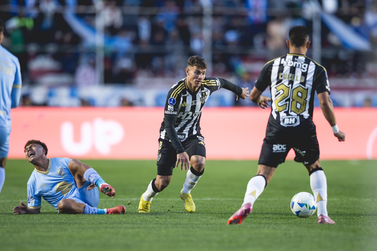 Natanael arrisca passe durante duelo entre Atlético e Bolívar pela Sul-Americana - (foto: Pedro Souza/Atlético)