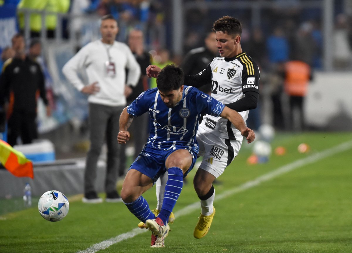 Natanael, do Atlético, marca jogador do Godoy Cruz-ARG durante confronto pela Copa Sul-Americana (foto: Andrés Larrovere/AFP)