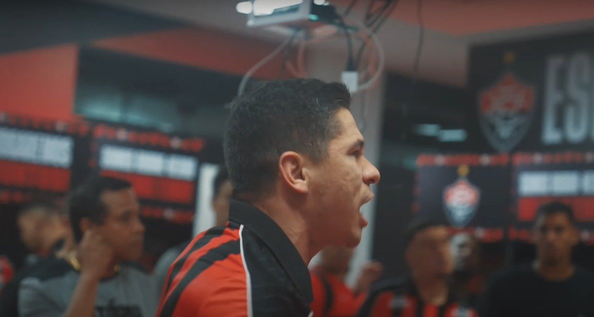 Osvaldo em discurso no vestiário do Vitória (foto: Divulgação/Vitória)