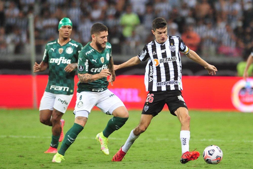 Zé Rafael e Nacho Fernández durante Atlético x Palmeiras no Mineirão, pela Libertadores de 2021 (foto: Alexandre Guzanshe/EM/D.A. Press.)