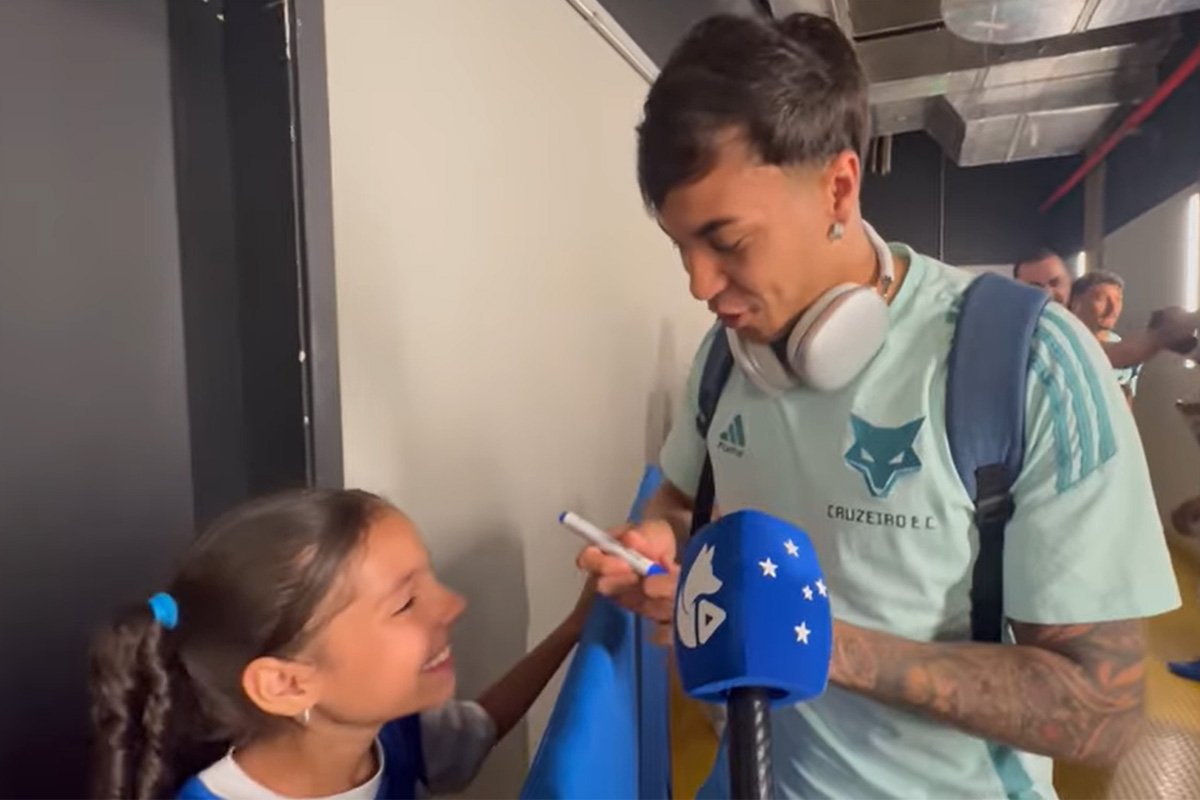 Paolla recebeu autógrafo de Kaio Jorge (foto: Reprodução/TV Cruzeiro)