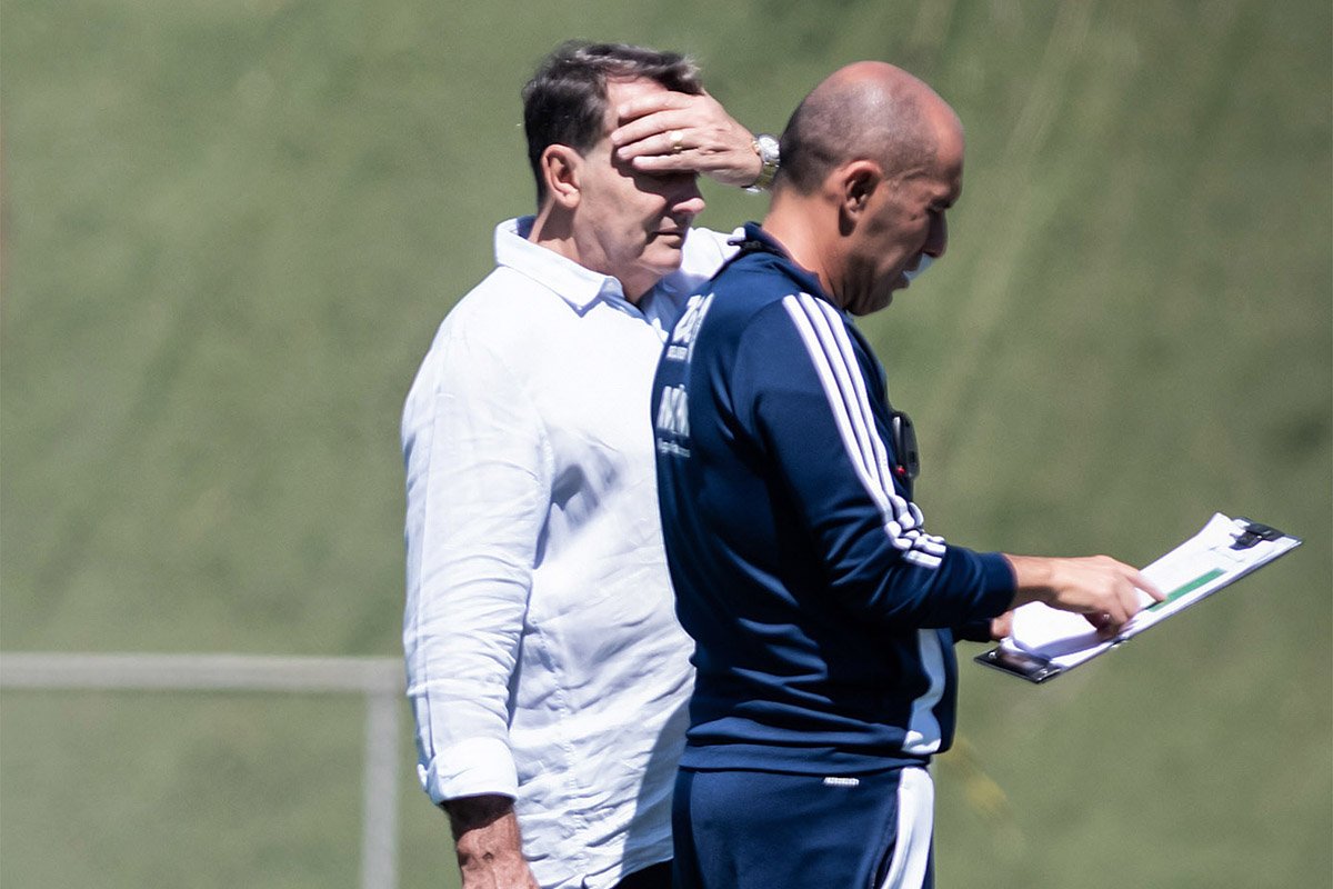 Pedro Lourenço, dono da SAF do Cruzeiro, ao lado do técnico Leonardo Jardim (foto: Gustavo Aleixo/Cruzeiro)