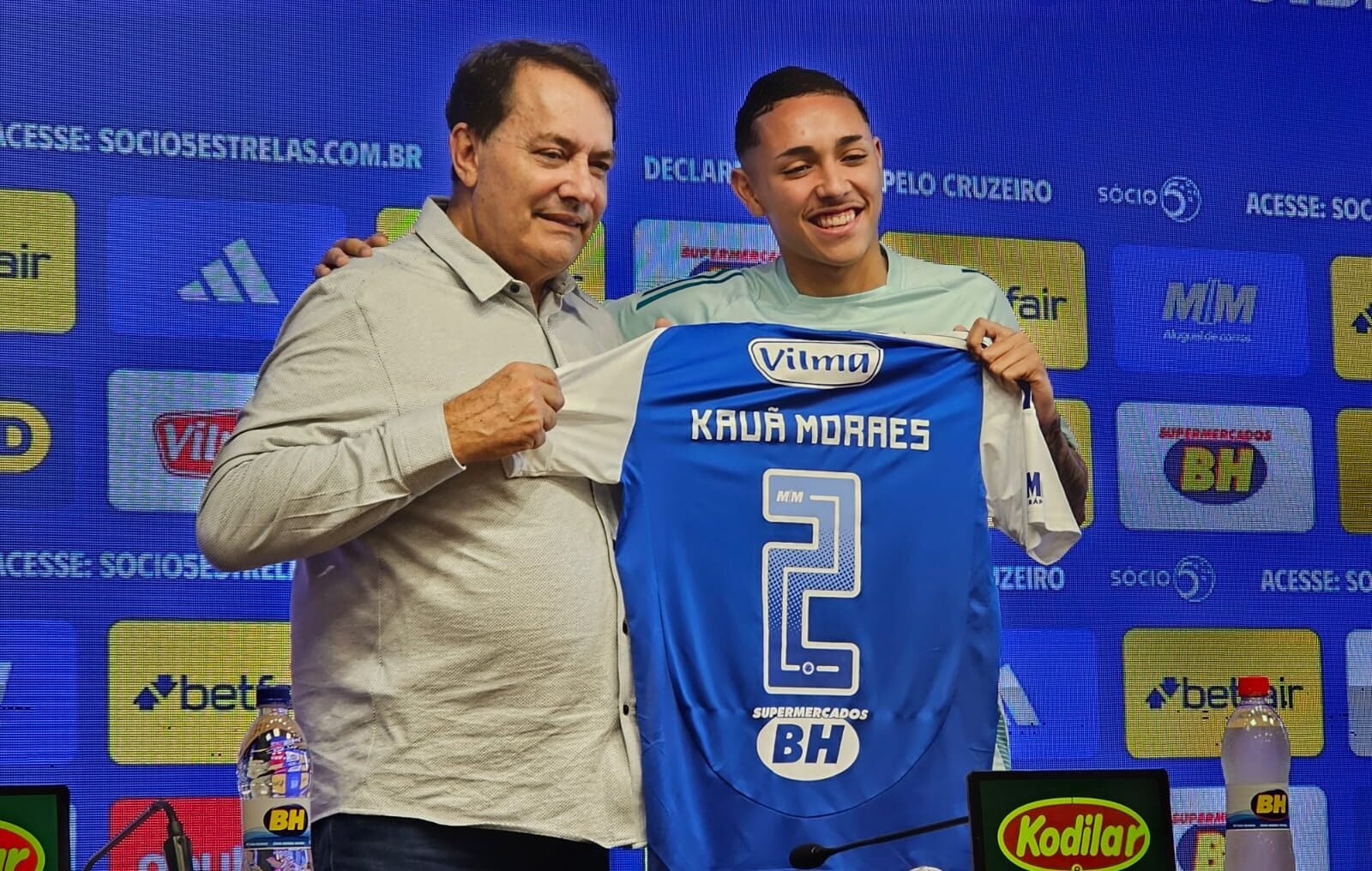 Pedro Lourenço apresenta Kauã Moraes (foto: João Victor Pena/Cruzeiro)