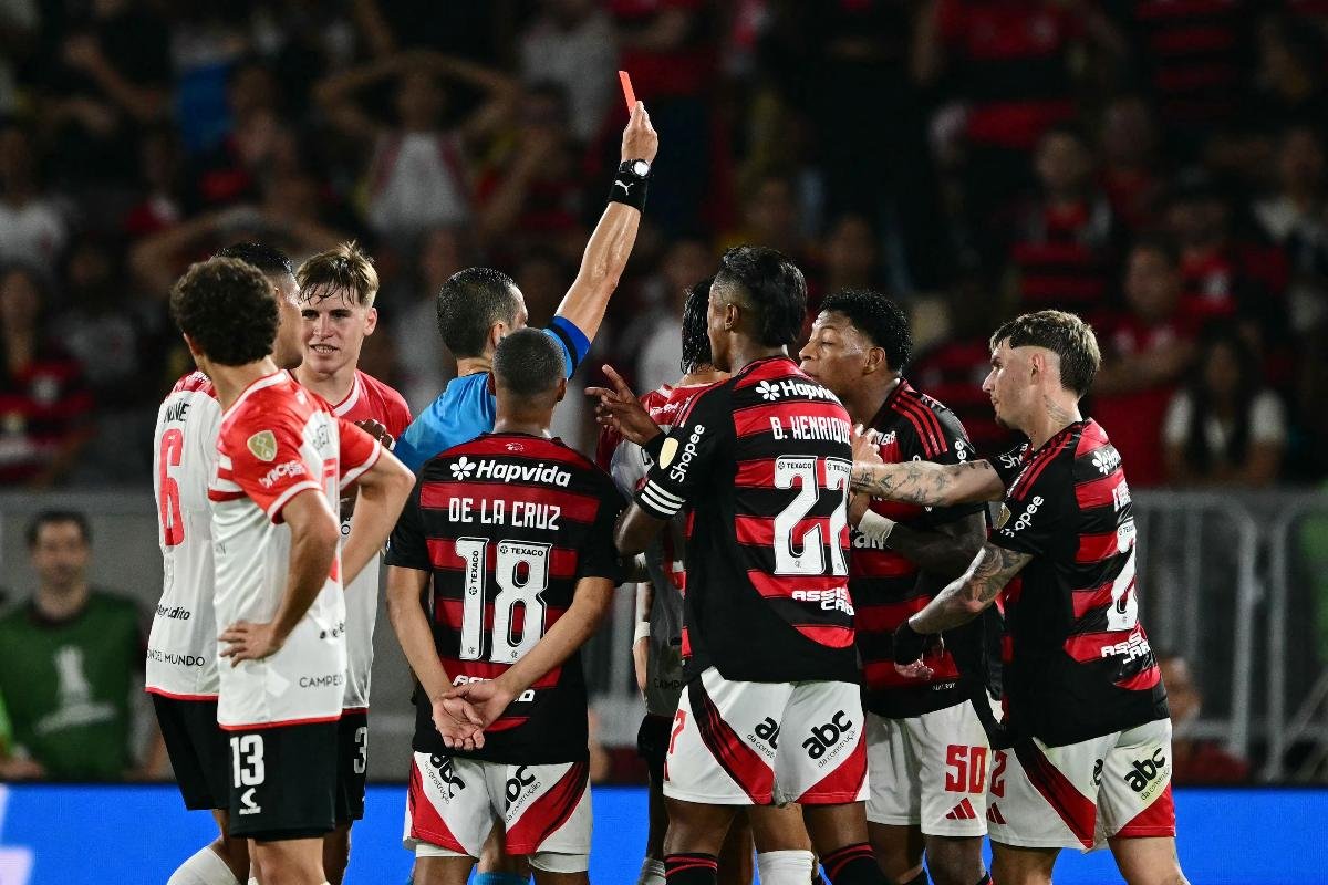 Plata foi expulso em Flamengo x Estudiantes (foto: PABLO PORCIUNCULA/AFP)