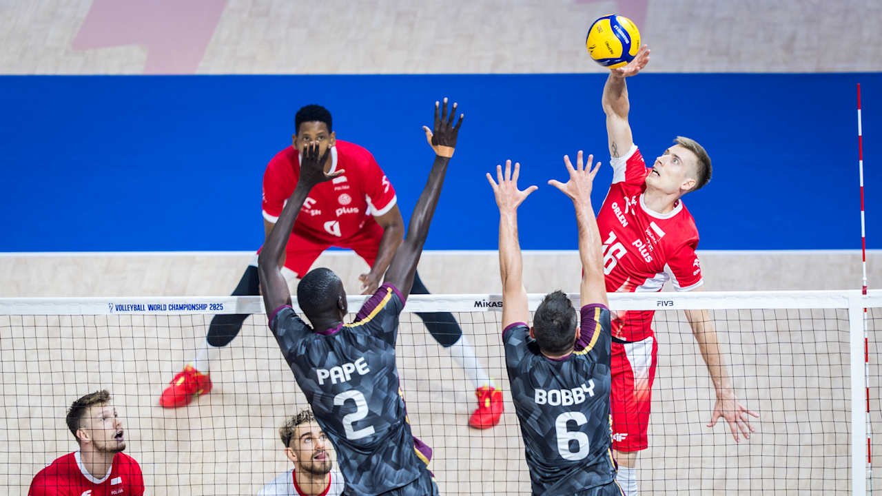Kamil Semeniuk sobe para atacar em Polônia x Catar (foto: Divulgação/FIVB)