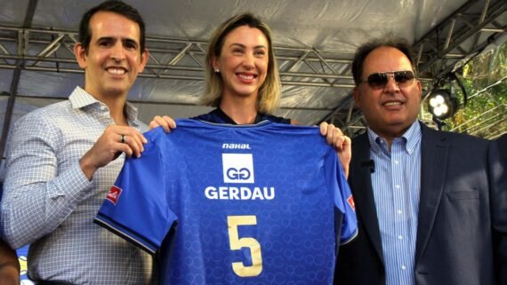 Pri Daroit, ponteira do Minas, ao lado de Gustavo Werneck, CEO da Gerdau, e Carlos Henrique Martins, presidente do clube, na apresentação do elenco para 2025/26 (foto: Jair Amaral/EM/D.A Press)