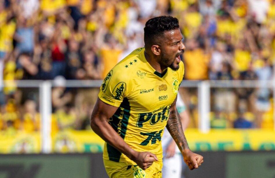 Reinaldo comemora gol do Mirassol (foto: JP Pinheiro/Agência Mirassol)