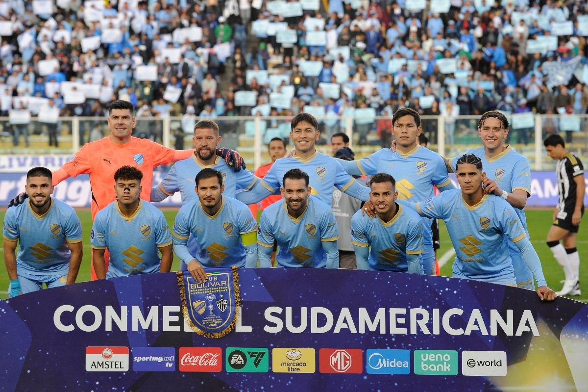 Time do Bolívar em jogo contra o Atlético na Copa Sul-Americana (foto: JORGE BERNAL/AFP)