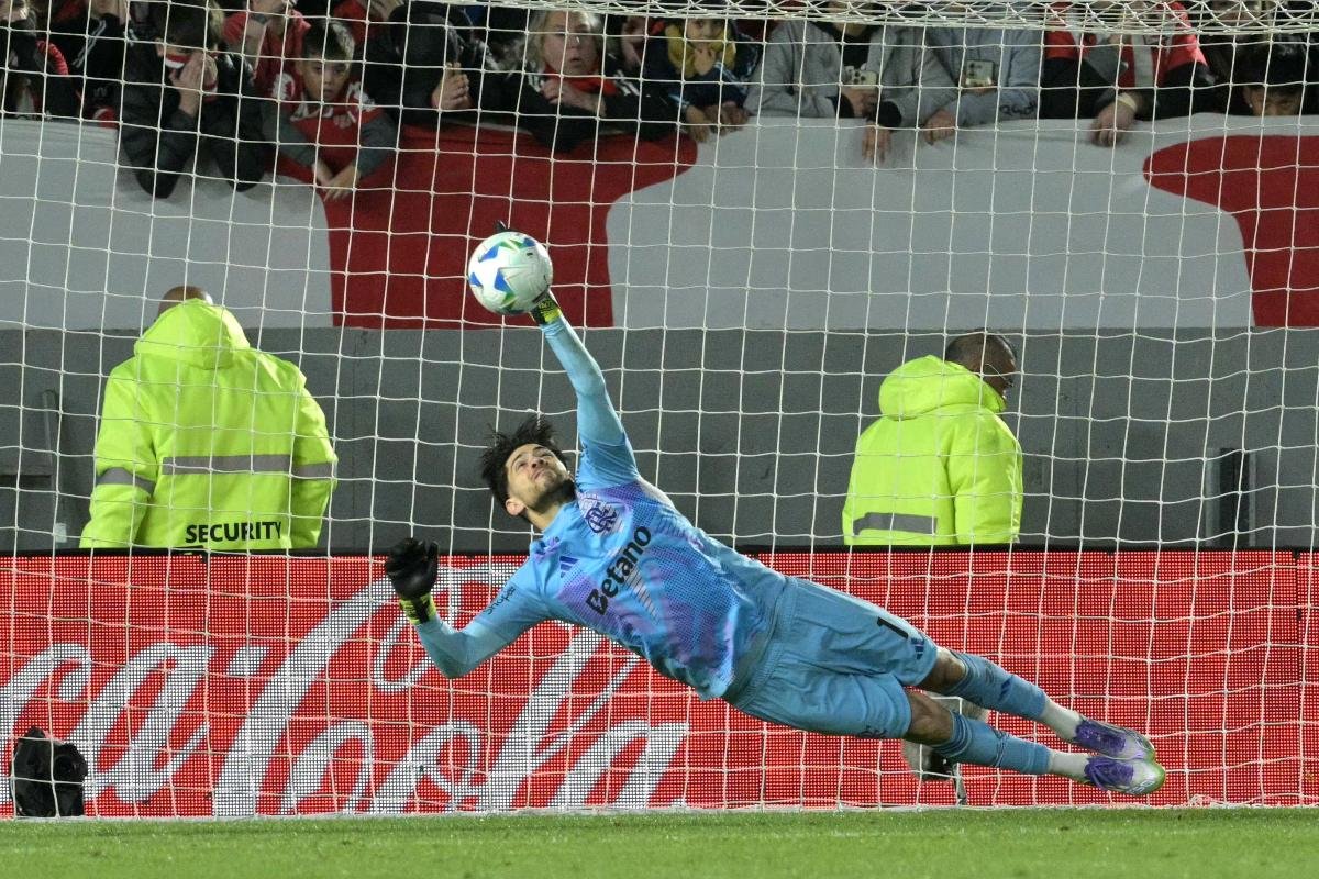 Rossi defendeu dois pênaltis para o Flamengo contra o Estudiantes - (foto: Juan MABROMATA / AFP)