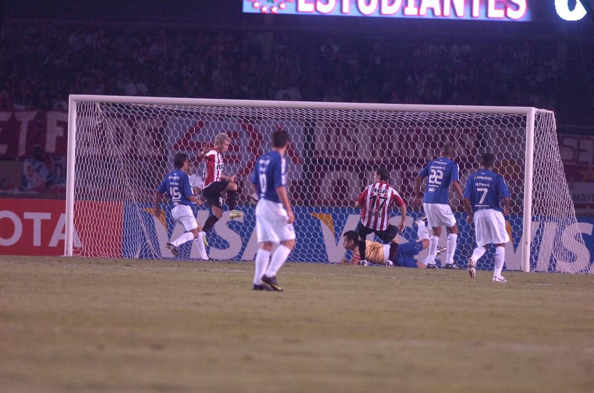 Estudiantes venceu o Cruzeiro por 2 a 1 na final da Libertadores de 2009. O time mineiro saiu na frente com gol de fora da área de Henrique, porém Gastón Fernández e Boselli viraram o jogo para os argentinos
