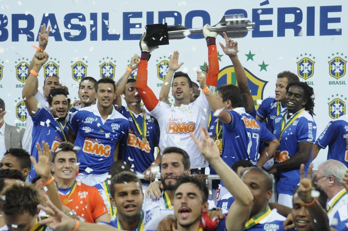 Fábio com o troféu de campeão brasileiro de 2013