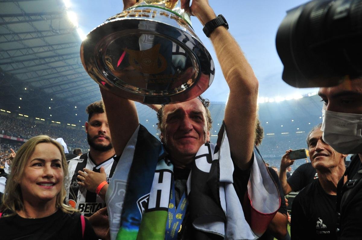 Cuca levanta troféu