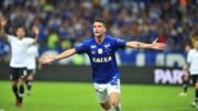 Thiago Neves de braços abertos comemorando o gol pelo Cruzeiro (foto: Ramon Lisboa/EM D.A Press - 10/10/2018)