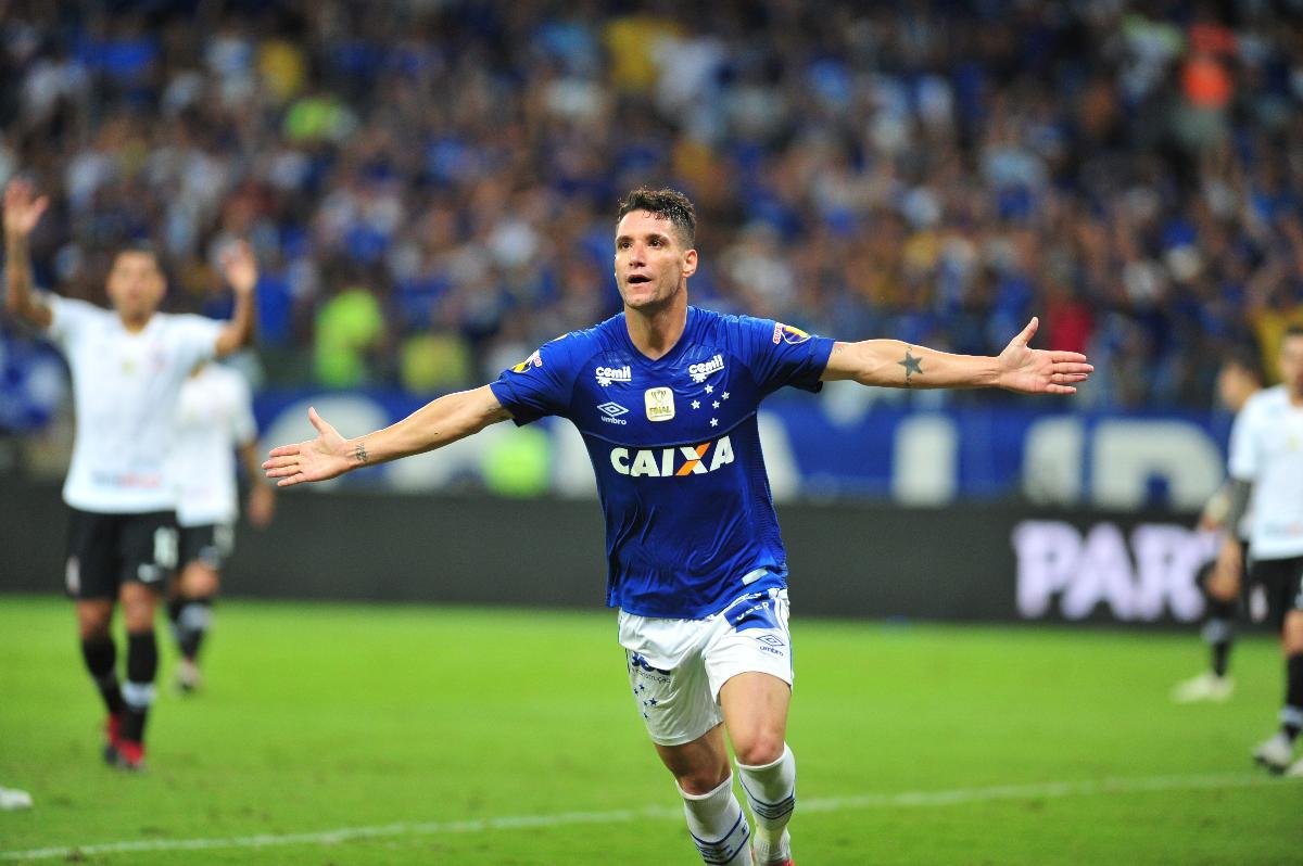 Thiago Neves de braços abertos comemorando o gol pelo Cruzeiro