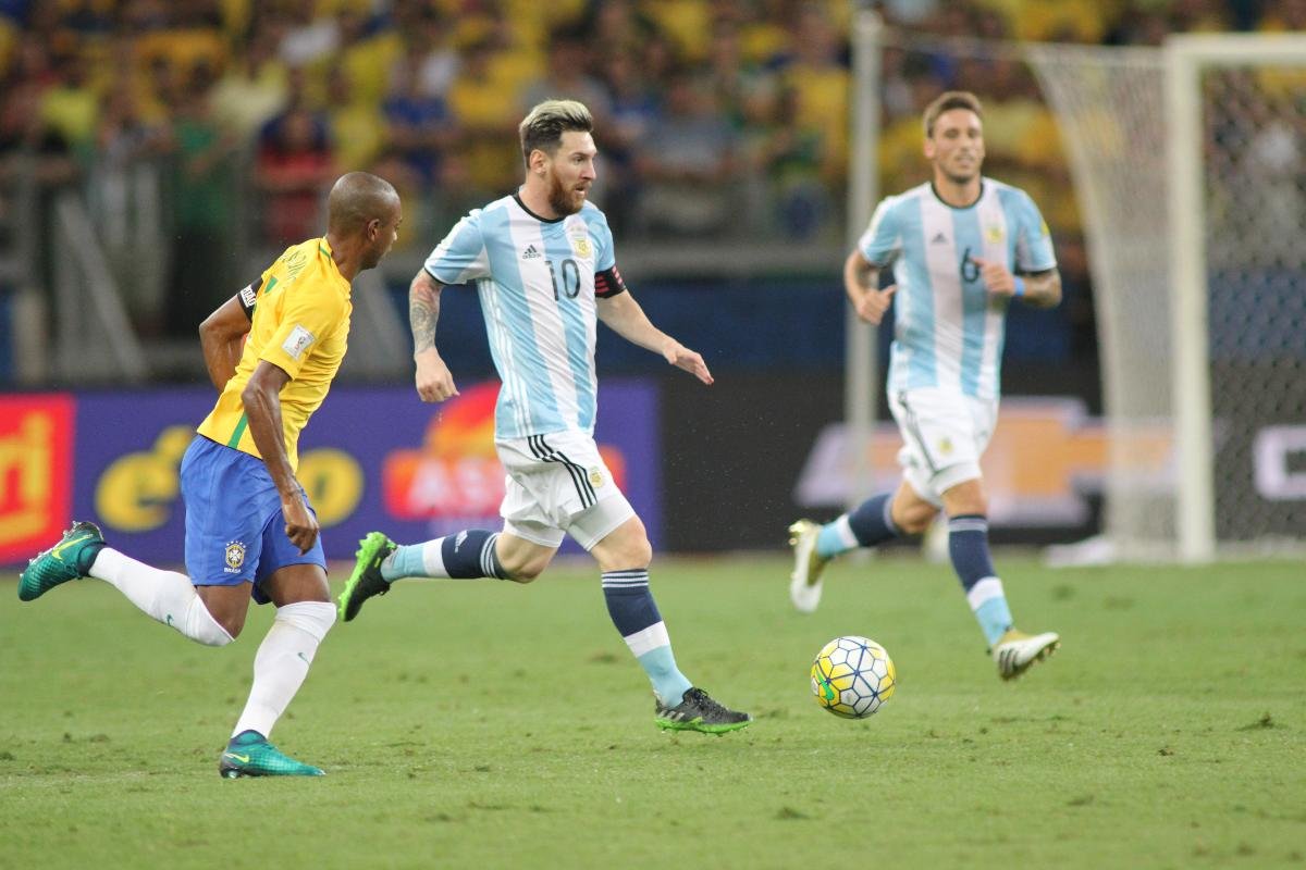 Lionel Messi, da Seleção Argentina, foi muito bem marcado pelos jogadores do Brasil