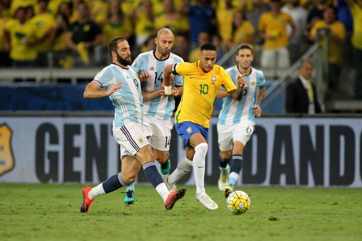 Neymar fez um dos gols do Brasil na vitória por 3 a 0 sobre a Argentina pelas Eliminatórias da Copa do Mundo de 2018