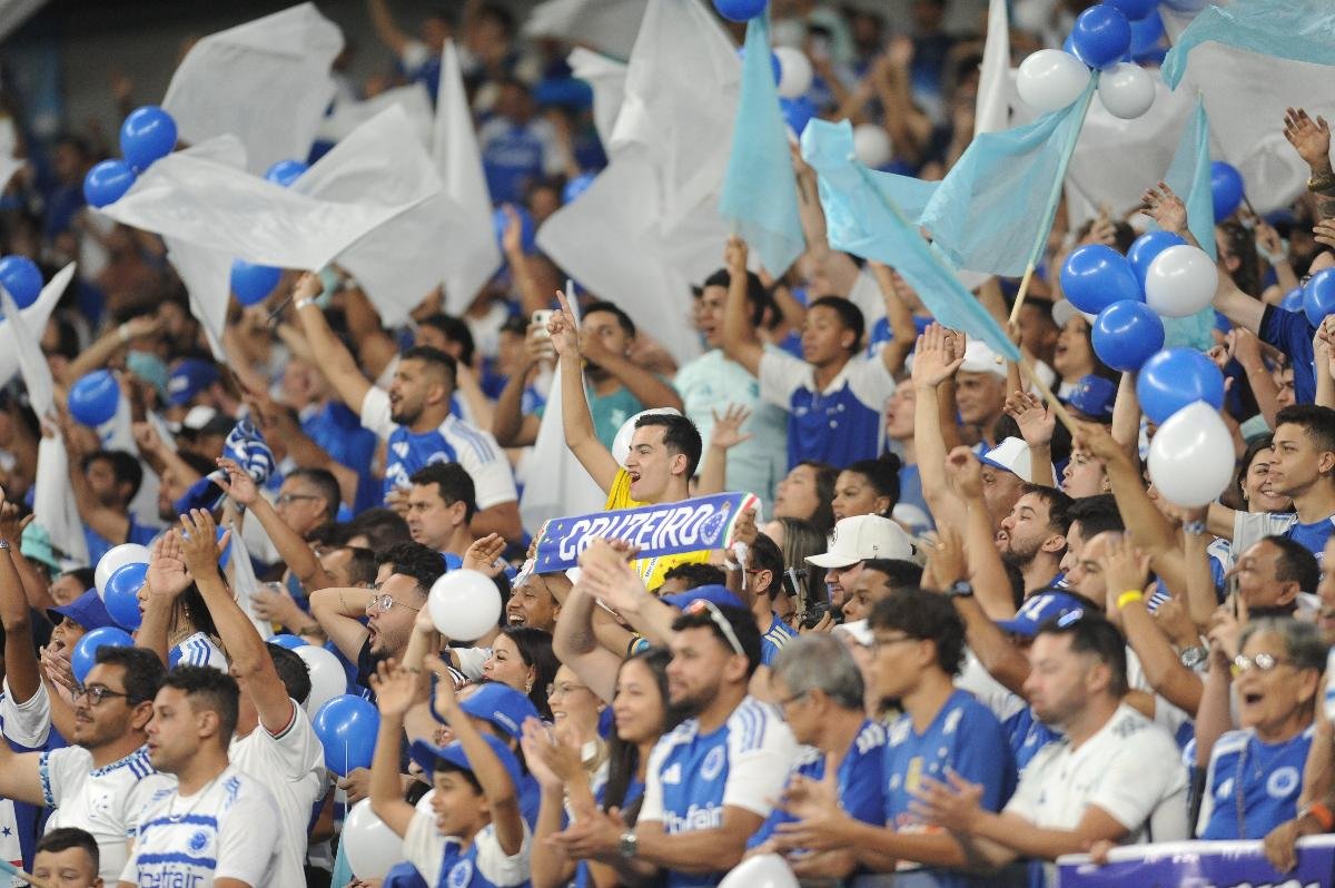 Mais de 61 mil cruzeirenses assistiram à vitória por 2 a 0 sobre o Atlético no Mineirão (foto: Alexandre Guzanshe/EM D.A Press)