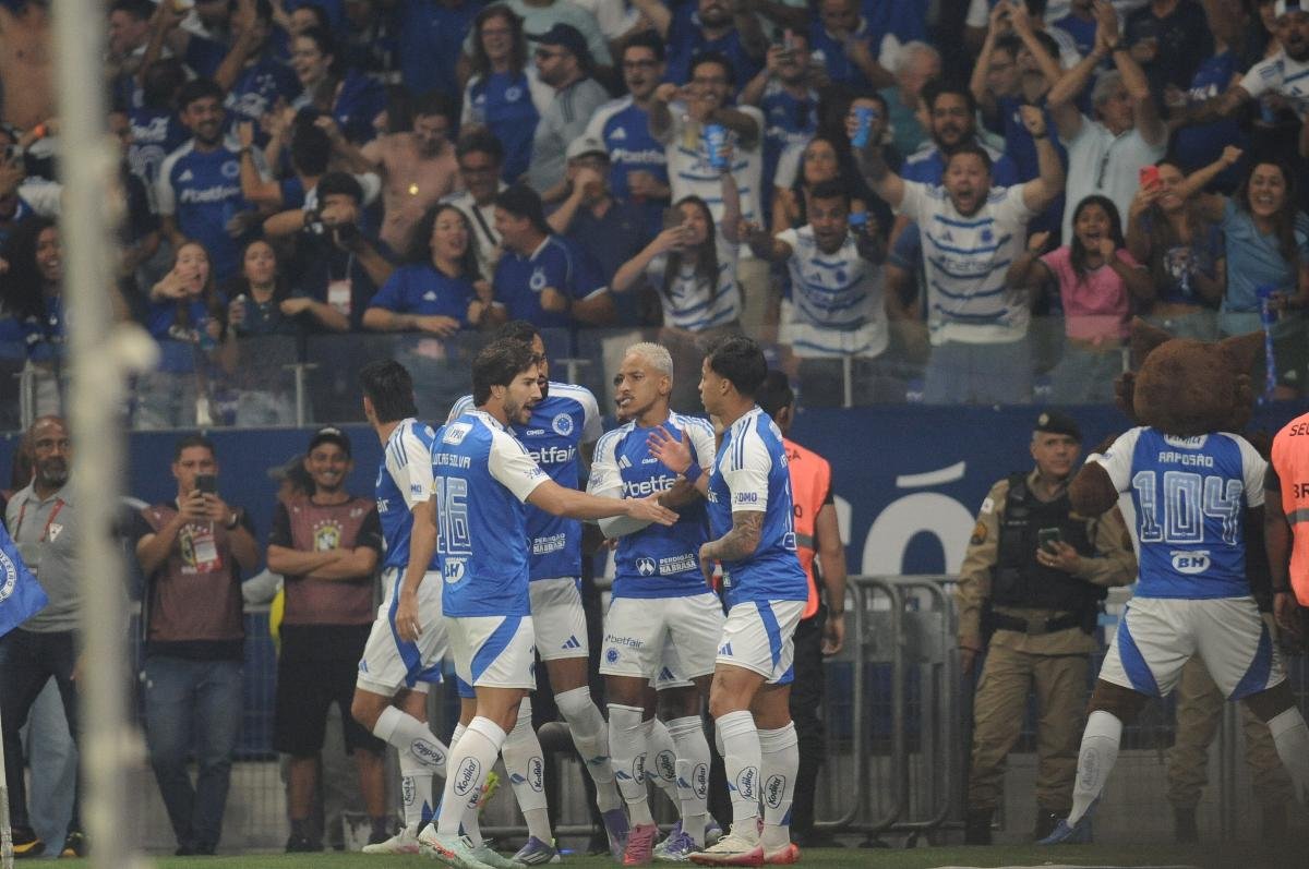 Cruzeiro ganhou do Atlético por 2 a 0 e avançou à semifinal da Copa do Brasil (foto: Alexandre Guzanshe/EM/D.A. Press)