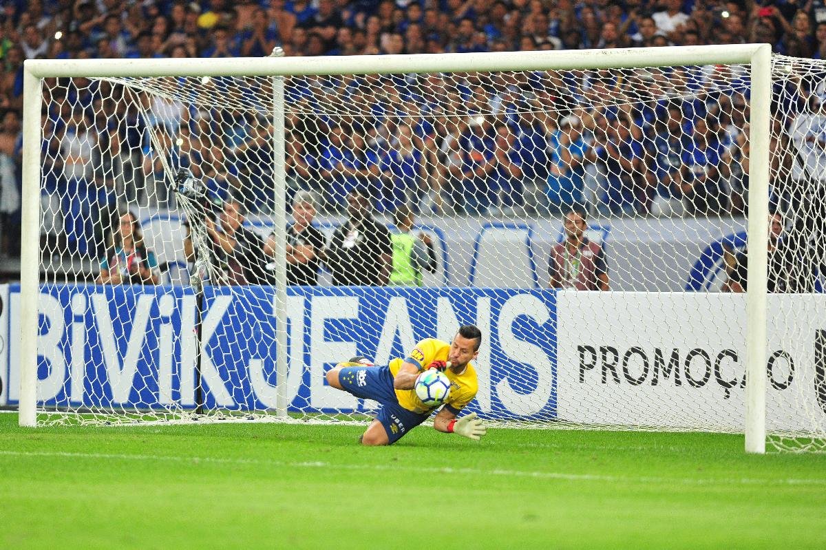 Na campanha do título da Copa do Brasil de 2018, Fábio defendeu três pênaltis contra o Santos nas quartas de final