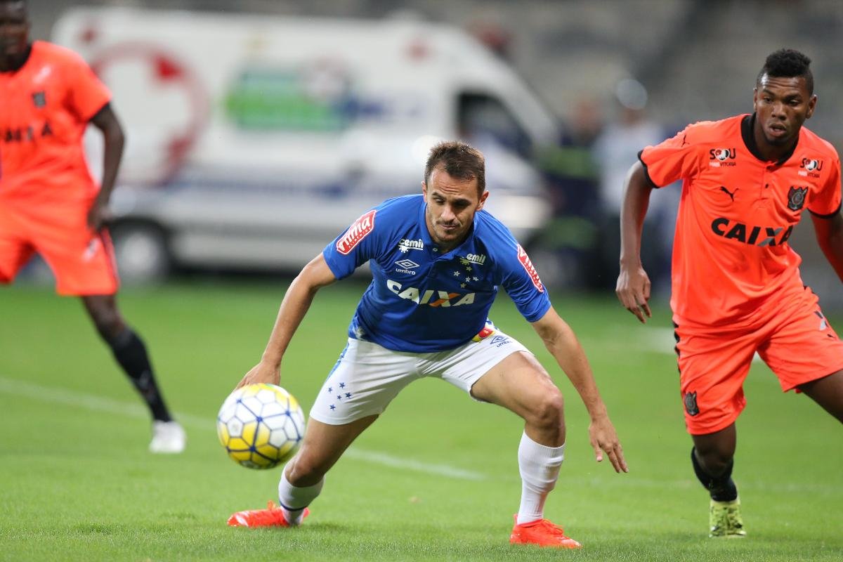 Lucas disputa a bola no jogo Cruzeiro x Vitória pela Copa do Brasil de 2016 - (foto: Alexandre Guzanshe/EM/D.A Press - 20/07/2016)