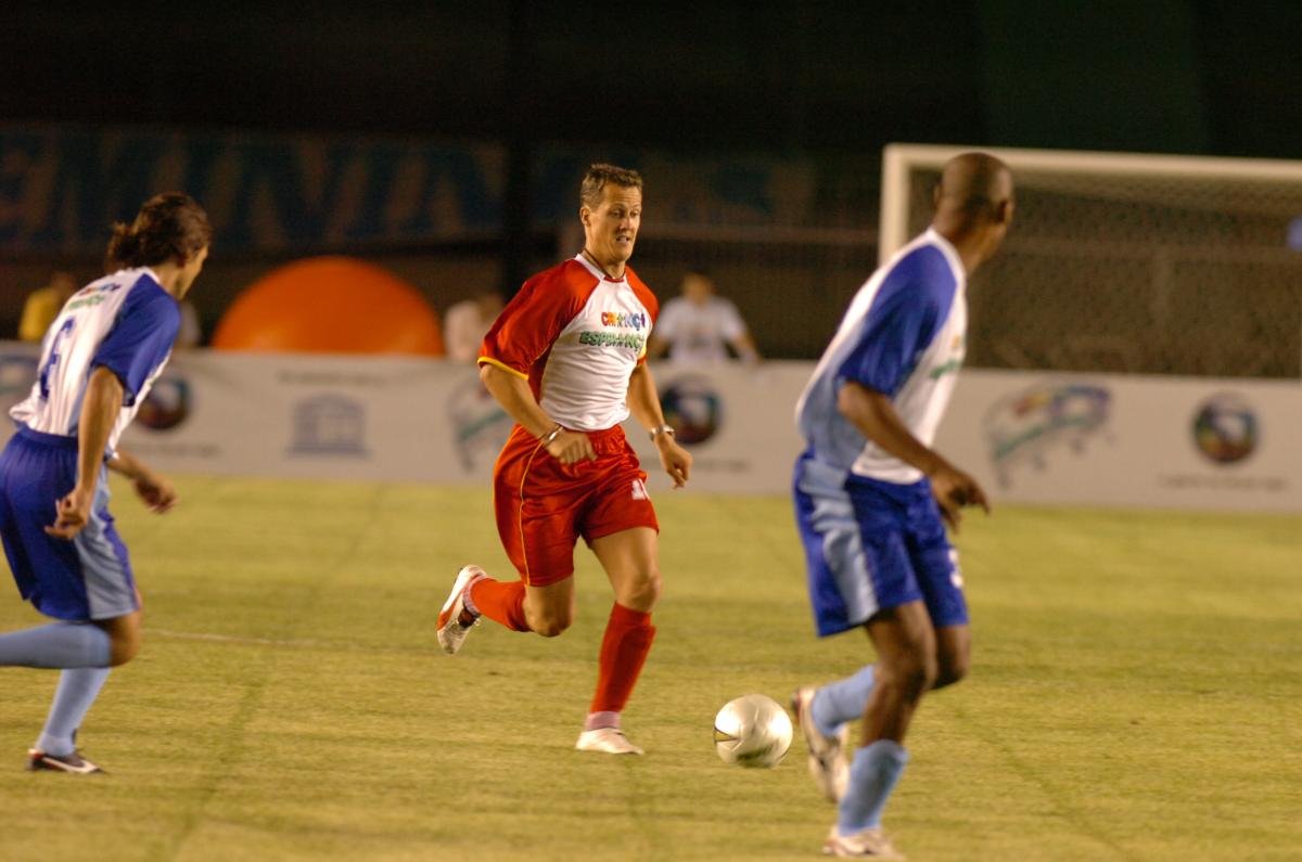 Heptacampeão da Fórmula 1, Michael Schumacher participou de jogo beneficente no Mineirão em 2005