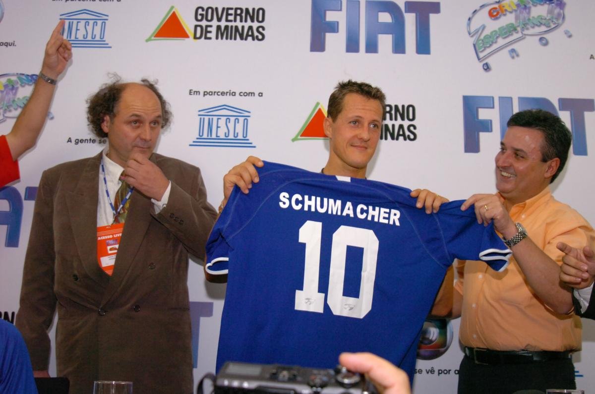 Schumacher ganhou uma camisa do Cruzeiro do então presidente do clube, Alvimar de Oliveira Costa