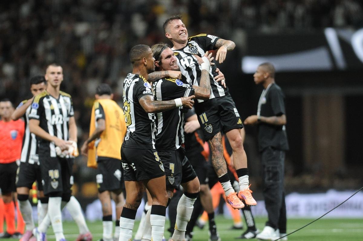 Jogadores do Atlético comemoram gol de Bernard - (foto: Alexandre Guzanshe/EM/D.A. Press)