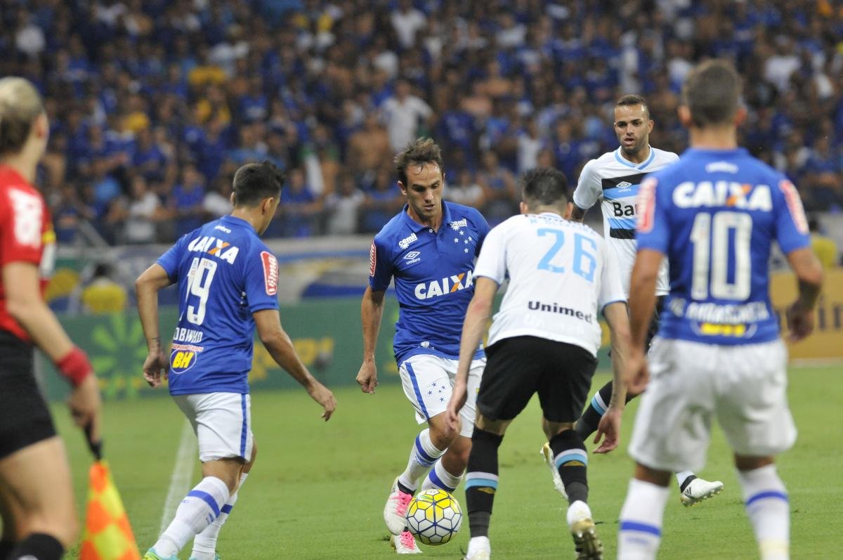 Lucas em ação na semifinal da Copa do Brasil de 2016 entre Cruzeiro e Grêmio - (foto: Juarez Rodrigues/EM/D.A Press - 26/10/2016)
