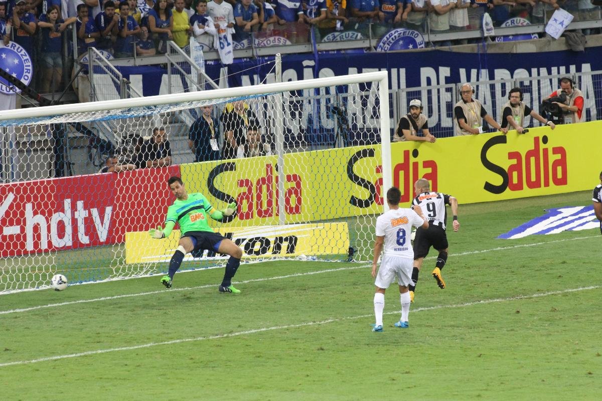 O gol de Diego Tardelli para o Atlético na final da Copa do Brasil de 2014 contra o Cruzeiro - (foto: Sidney Lopes/EM/D.A Press)