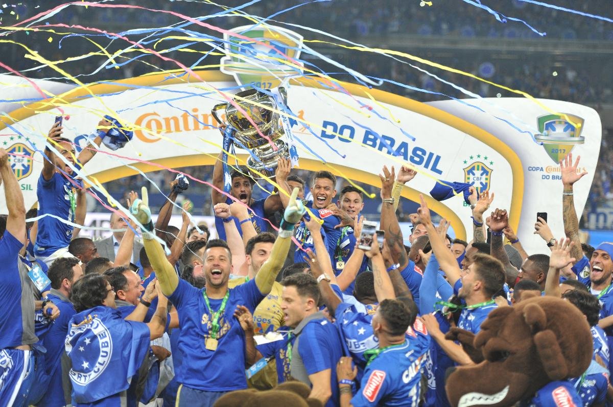 Jogadores do Cruzeiro levantam troféu da Copa do Brasil de 2017 no Mineirão