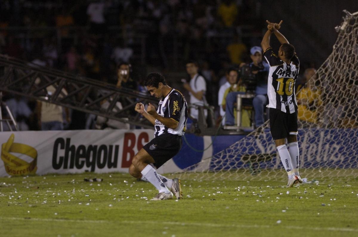 Atlético goleou Cruzeiro por 4 a 0 no jogo de ida da final do Mineiro de 2007; Vanderlei celebra o quarto tento do Galo em lance que o goleiro Fábio, da Raposa, estava de costas