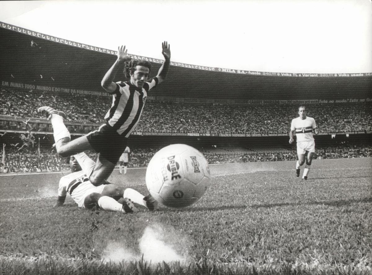 Ronaldo Drummond, ponta do Atlético, em jogo contra o São Paulo no Brasileirão de 1971