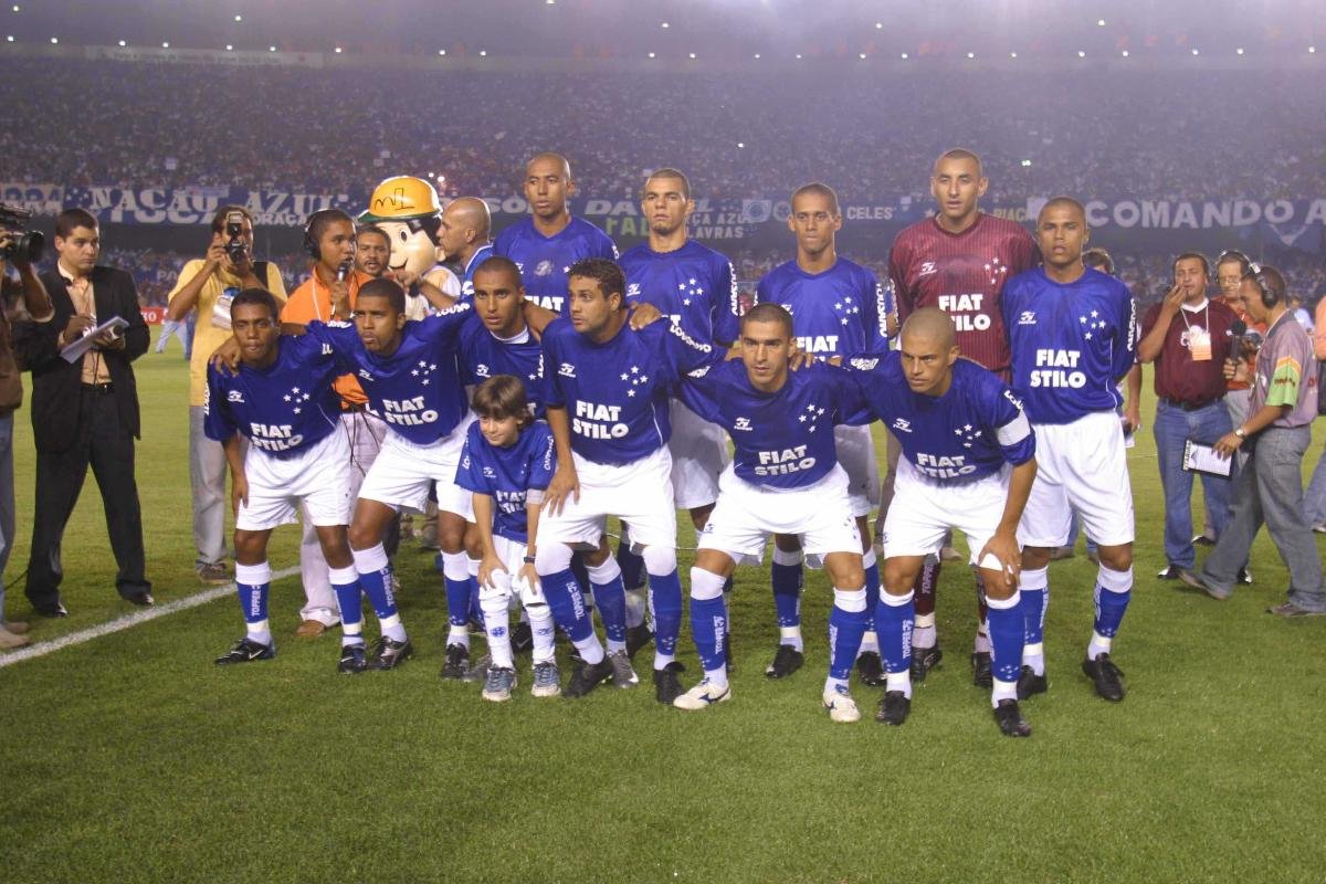 Cruzeiro campeão da Copa do Brasil de 2003. Em pé: Luisão, Gladstone, Wendel, Gomes (goleiro) e Jardel. Agachados: Augusto Recife, Leandro, Deivid, Maurinho, Aristizabal e Alex - (foto: Auremar de Castro/Estado de Minas - 11/06/2003)
