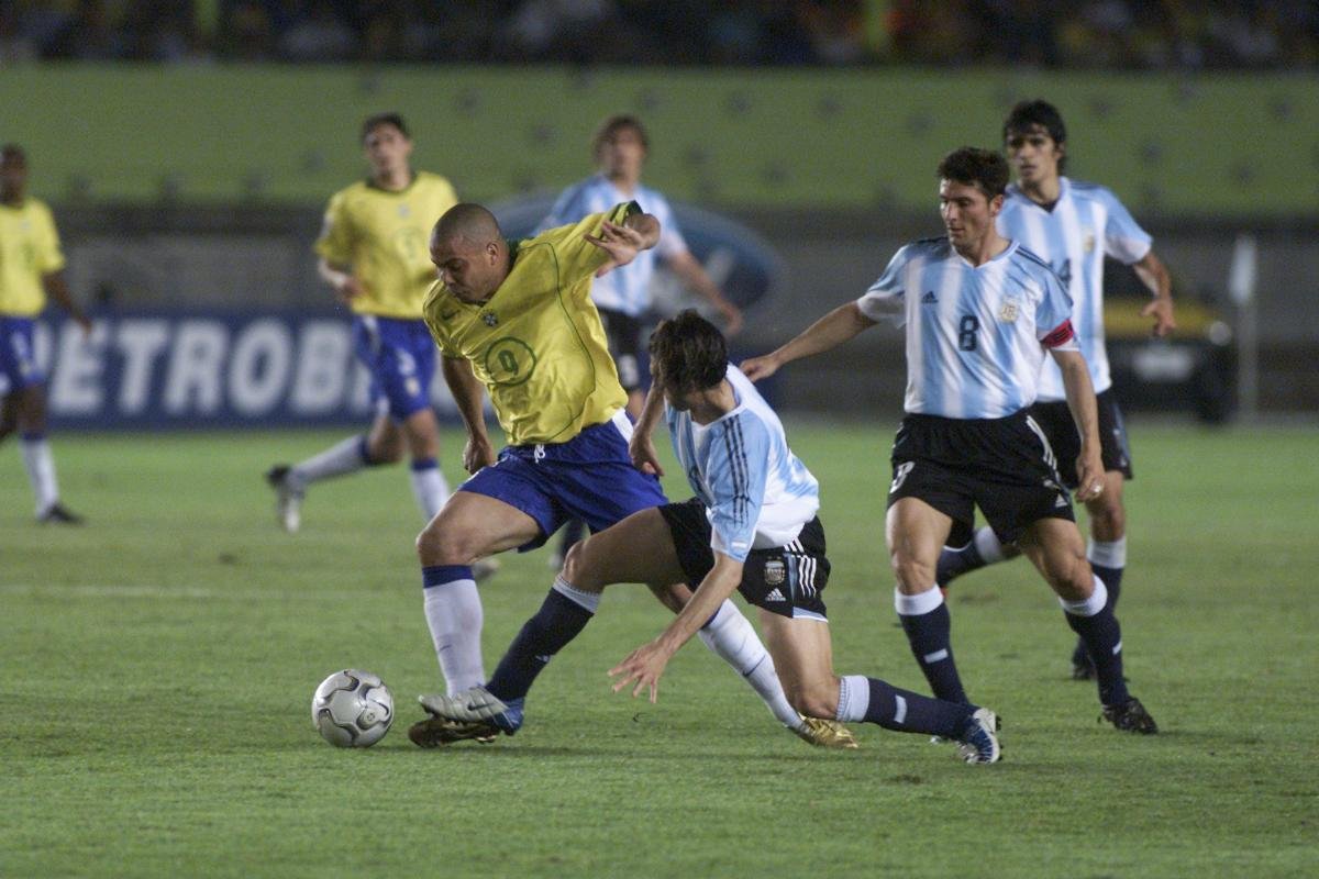 Ronaldo marcou os três gols do Brasil na vitória por 3 a 1 sobre a Argentina